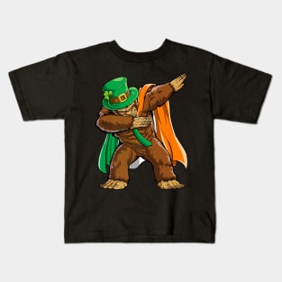 Dabbing Bigfoot St Patricks Day Men Leprechaun Irish Kids T-Shirt